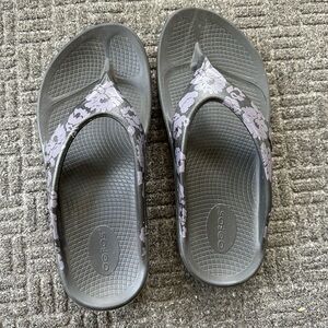 Oofos sandals worn twice